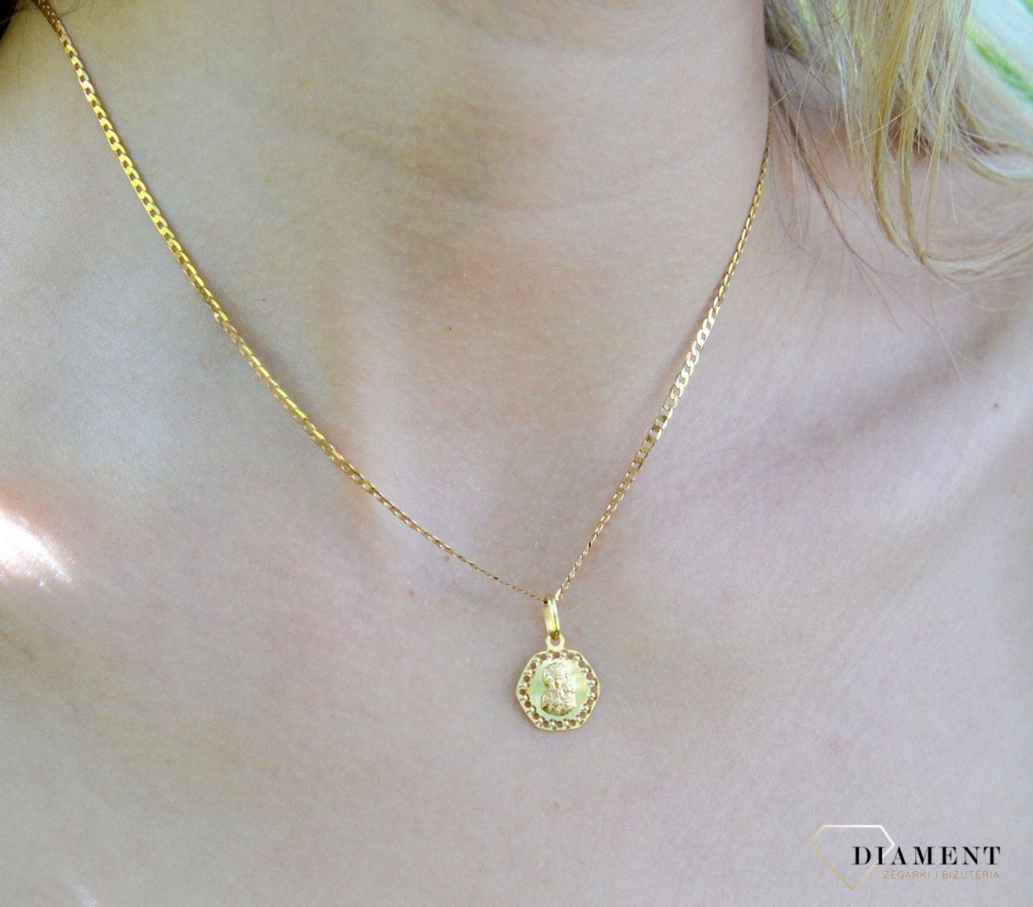 Złoty medalik w kształcie sześciokątu 333 z Matką Boską Częstochowską ZA 2254 333df.jpg